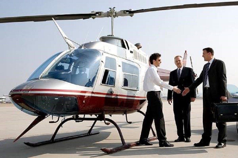 Вертолет самолет человек. Бизнесмен вертолет. Вертолет для туристов. Деловая Авиация вертолеты. Вертолет бизнес класса.